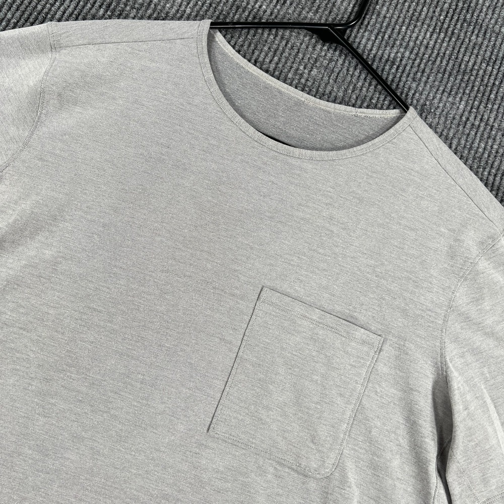 Lululemon Shirt Mens Medium Gray Short Sleeve Casual Crew Active Chest Pocket‎